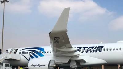 إصابة السائق وعدد من الركاب.. مصر للطيران: تصادم أتوبيس بعمود إنارة في مطار القاهرة