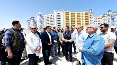 وزير الإسكان يتفقد أعمال رفع كفاءة طريق الازدواج وإنشاء سور منطقة الشانزلزيه