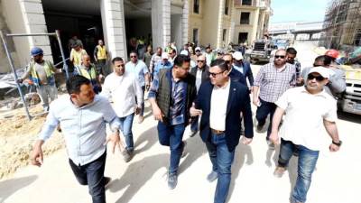  وزير الإسكان يتفقد مشروع الحي اللاتيني بمدينة العلمين الجديدة