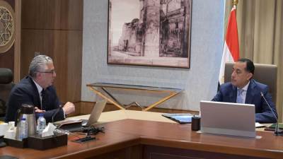 رئيس الوزراء يتابع مع رئيس الهيئة العامة للمنطقة الاقتصادية لقناة السويس مستجدات العمل وجهود جذب الاستثمارات 
