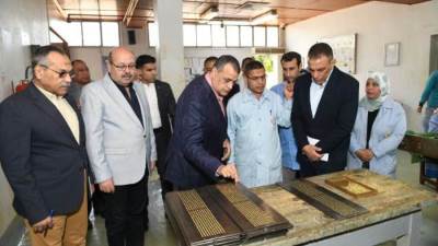 وزير الإنتاج الحربى يجرى زيارة مفاجئة لشركتى قها للصناعات الكيماوية وبنها للصناعات الإلكترونية