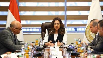 وزيرة التنمية المحلية تبحث مع محافظ القليوبية ورئيس صندوق التنمية الحضرية عدد من الفرص الاستثمارية