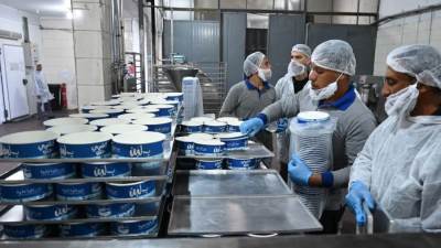 وزير الصناعة والنقل يعلن قيام لجنة من الوزارة بمعاينة مصانع شركة "بلبن" لمنتجات الألبان