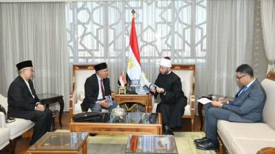 وزير الأوقاف يستقبل وفدًا ماليزيًّا برئاسة مفتي ولاية بيراك لبحث التعاون المشترك بمقر العاصمة الإدارية الجديدة