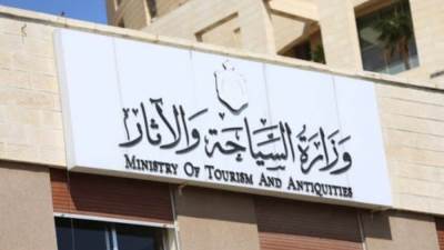 وزير السياحة يتلقى تقريرًا مفصلًا بشأن نتائج موسم العمرة