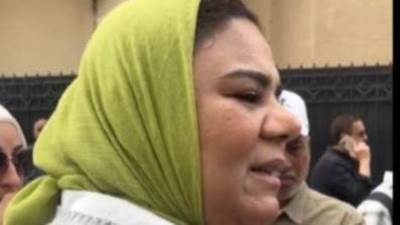 صديقة والدة الطفل ياسين تناشد المصورين من أمام محكمة دمنهور "ارجوكم بلاش تصوير"