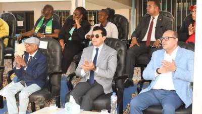 وزير الشباب والرياضة ورئيس اللجنة الأولمبية يفتتحان البطولة الإفريقية للسباحة للناشئين