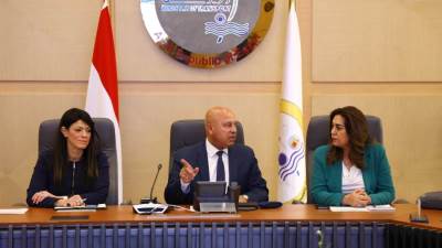 وزير الصناعة يتابع الموقف التنفيذي لمشروعات التنمية الصناعية ببرنامج التنمية المحلية بصعيد مصر