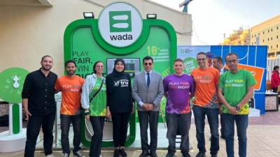 وزير الرياضة يزور جناح المنظمة المصرية لمكافحة المنشطات خلال بطولة إفريقيا للسباحة للناشئين