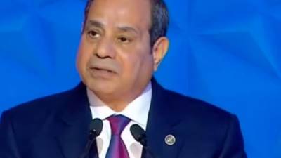 رئيس اتحاد عمال مصر يهدي الرئيس السيسي درعا تذكاريا