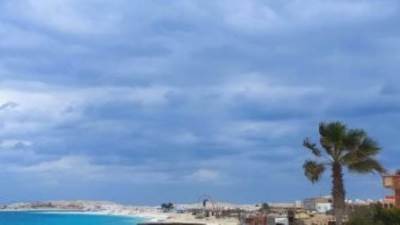 طقس اليوم مائل للحرارة نهارا وتوقعات بسقوط أمطار والعظمى بالقاهرة 26 درجة