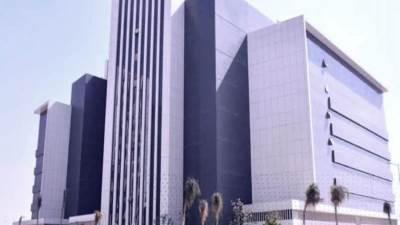 القبض على مسئولين لتورطهم في استغلال سلطاتهم الوظيفية لتسهيل ارتكاب مخالفات البناء