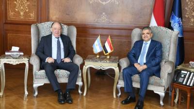  الفريق أسامة ربيع يلتقي السفير الأرجنتيني لبحث سبل التعاون المشترك في مجالات التكريك والنظم الملاحية المتطورة 