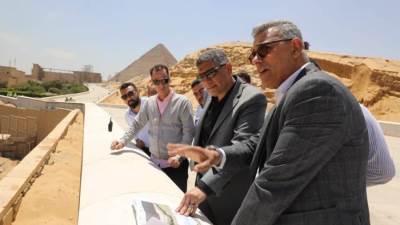 محافظ الجيزة يؤكد ضرورة مراعاة النسق الحضاري لتطوير منطقة الأهرامات والمتحف المصري الكبير