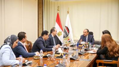 وزير قطاع الأعمال يبحث مع رئيس هيئة الرعاية الصحية تعزيز التعاون لدعم الصناعة الوطنية والتنمية المستدامة