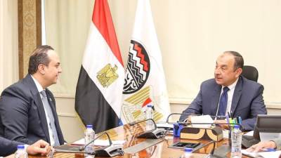 وزير قطاع الأعمال يبحث مع رئيس هيئة الرعاية الصحية تعزيز التعاون لدعم الصناعة الوطنية