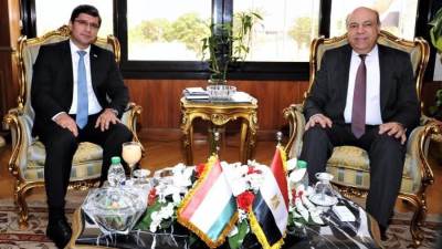 وزير الطيران المدني يبحث مع طاجيكستان فرص التوسع في الربط الجوي بين البلدين