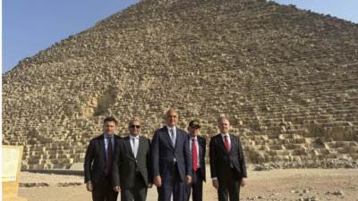 وزير الثقافة والسياحة التركي يزور أهرامات الجيزة ويشيد بعراقة الحضارة المصرية القديمة