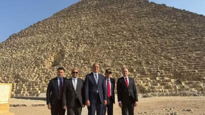 وزير الثقافة والسياحة التركي يزور منطقة أهرامات الجيزة