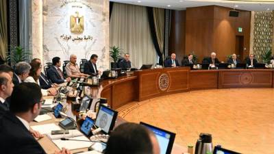 وزير التعليم العالي يستعرض تقريرًا بعنوان "جيل جديد من الجامعات المصرية المتخصصة"