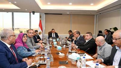 وزير الإسكان يعقد اجتماعا مع مسئولي شركة "سيتي إيدج" لمتابعة موقف مبيعات عددٍ من المشروعات