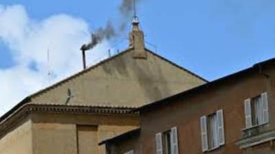 الدخان الأسود يتصاعد من كنيسة الفاتيكان في إشارة إلى عدم انتخاب بابا جديد