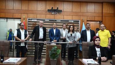 رئيس الوزراء يتفقد مركز سيطرة الشبكة الوطنية للطوارئ والسلامة العامة بديوان عام المحافظة