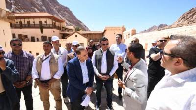 وزير الإسكان يزور "دير سانت كاترين" بمنطقة وادي الدير