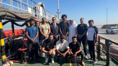 وزارة الخارجية والهجرة تتابع حالة البحارة المصريين بالإمارات.. وممثل عن قنصلية مصر بدبي يلتقيهم