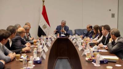 وزير السياحة يتابع تطوير منظومة التشغيل التجريبي للخدمات السياحية بمنطقة أهرامات الجيزة