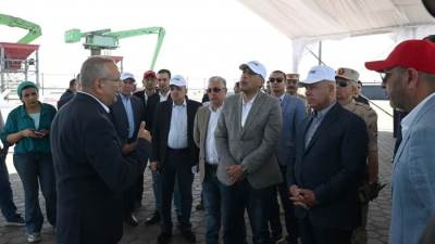 رئيس الوزراء يتفقد مشروعي "رووتس" و"سكاي للموانيء"