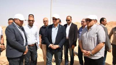 وزير الإسكان يبدأ جولة لمتابعة مشروعات الساحل الشمالي الغربي ويتفقد أعمال الطرق والمرافق والكهرباء بمنطقة رأس الحكمة