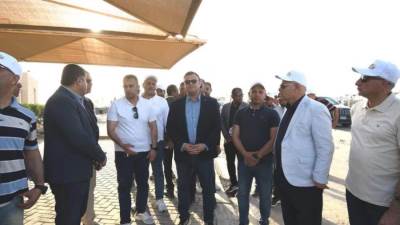 وزير الإسكان يتفقد سير العمل بعدة مشروعات في العلمين الجديدة