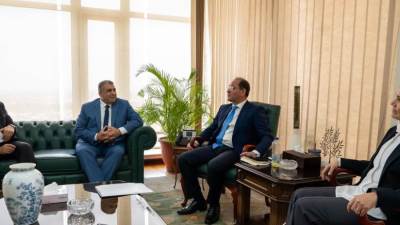 وزير المالية يكرم نائب رئيس مصلحة الضرائب لبلوغه سن التقاعد