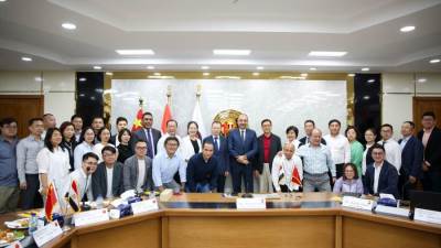 وزير قطاع الأعمال يستقبل وفدًا صينيًا يضم 37 مستثمرا وممثلا لكبرى شركات الغزل والنسيج لبحث فرص الشراكة