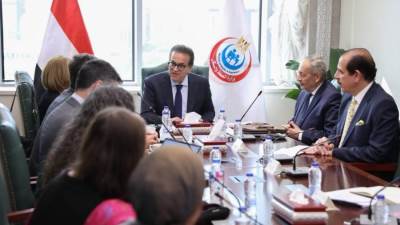 وزير الصحة يبحث مع وفد البنك الدولي تعزيز التعاون في ملف التنمية البشرية
