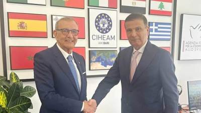 وزير الزراعة يبحث مع مدير معهد سيام باري في إيطاليا التعاون في مجال البحث العلمي الزراعي