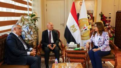 وزيرة التنمية المحلية تبحث مع محافظ القاهرة ورئيس جهاز التنسيق الحضاري جهود إعادة المظهر الجمالي والحضاري لعدد من الشوارع بمصر الجديدة