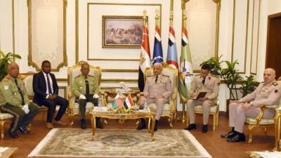 الفريق أول للقوات المسلحة وزير الدفاع والإنتاج الحربى يلتقى وزير الدفاع بدولة مدغشقر