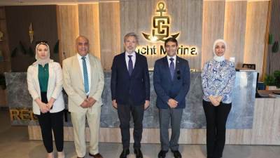 رئيس هيئة قناة السويس يبحث سبل التعاون المشترك مع السفير الإيطالي في مجال السياحة البحرية وصيانة وإصلاح السفن