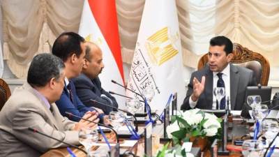  وزير الشباب والرياضة يلتقي مسؤولي مشروع القوافل التعليمية في نسخته الثانية عشرة