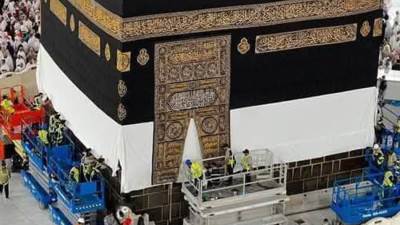 "إحرام الكعبة".. طقس سنوي استعدادًا لاستقبال ضيوف الرحمن