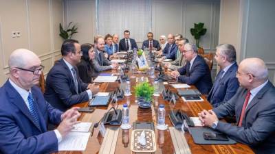 رئيس اقتصادية قناة السويس يجتمع بوفد رفيع المستوى من قيادات شركة AP Moller MAERSK العالمية لبحث تعزيز التعاون المشترك