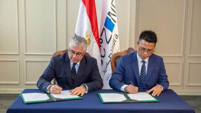  رئيس اقتصادية قناة السويس يُوقع عقدين لمشروعي "توب نيو للملابس الجاهزة" و "جواندونج هونشين للمنسوجات" بالقنطرة غرب