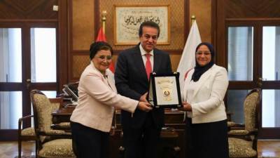 وزير الصحة  يكرم الدكتورة "تغريد معروف" رئيسة قسم النساء والتوليد بمستشفى المنيرة