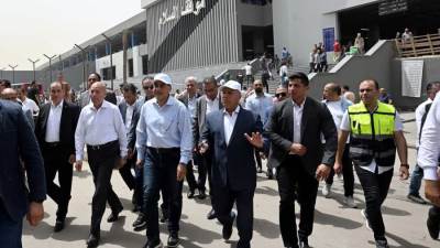 رئيس الوزراء يقطع خط سير الجولة لتفقد موقف السلام النموذجي الجديد