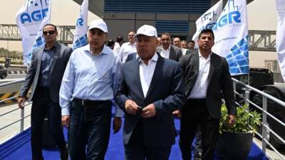 رئيس الوزراء يستمع لشرح حول منظومة العمل الخاصة بالأتوبيس وكيفية الربط بين محطات المشروع والمواقف الموجودة أسفل الطريق الدائري