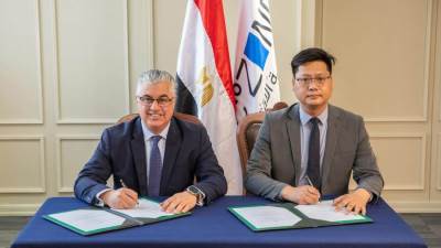  رئيس اقتصادية قناة السويس يوقع عقد مشروع شركة "جي إس جلوبال سورسينج" الصينية لصناعة الملابس الجاهزة بمنطقة القنطرة غرب الصناعية