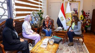 وزيرة التنمية المحلية تبحث مع وفد مؤسسة "حياة كريمة" مجالات التعاون المشترك بالمحافظات
