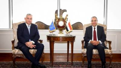 وزير الخارجية والهجرة يستقبل المفوض الأوروبي للشراكات الدولية